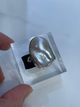 Load image into Gallery viewer, Mother of Pearl Ring - US 7
